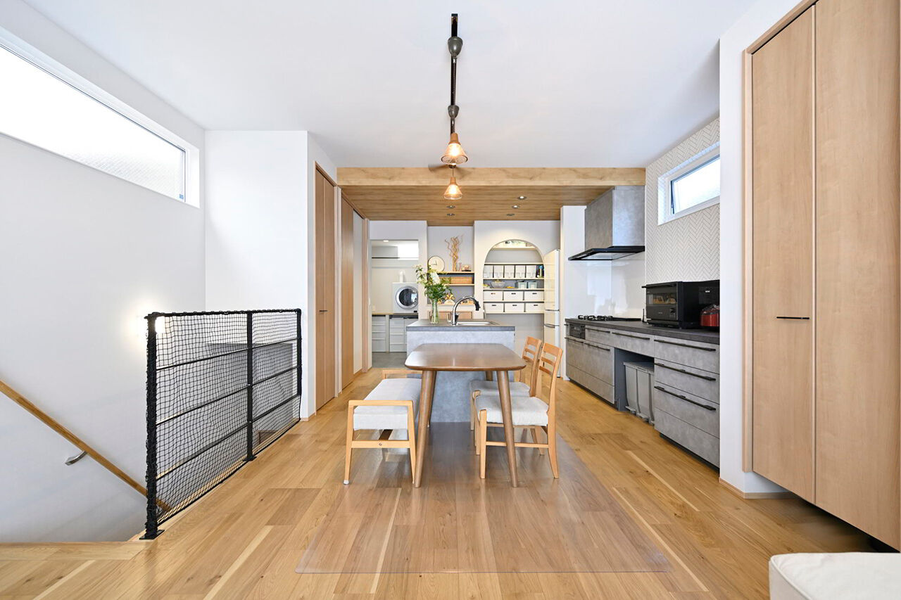 １００年住宅のゼロホーム 2000万円台・尼崎市｜こだわりの2列型キッチン。動線も収納も使いやすさを追求｜間取り有の建築実例画像1