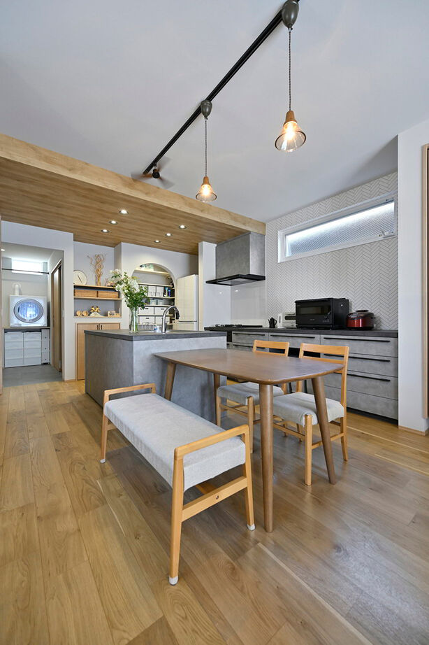 １００年住宅のゼロホーム 2000万円台・尼崎市｜こだわりの2列型キッチン。動線も収納も使いやすさを追求｜間取り有の建築実例画像3