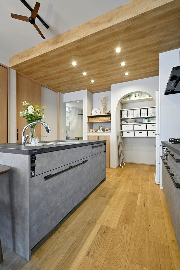 １００年住宅のゼロホーム 2000万円台・尼崎市｜こだわりの2列型キッチン。動線も収納も使いやすさを追求｜間取り有の建築実例画像4