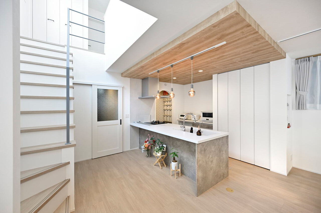 １００年住宅のゼロホーム 2000万円台・西宮市｜大きな階段吹抜けから光が入るナチュラルデザインに癒される家の建築実例画像1