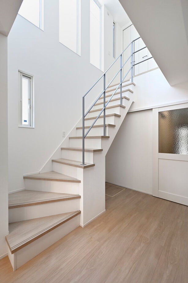 １００年住宅のゼロホーム 2000万円台・西宮市｜大きな階段吹抜けから光が入るナチュラルデザインに癒される家の建築実例画像4