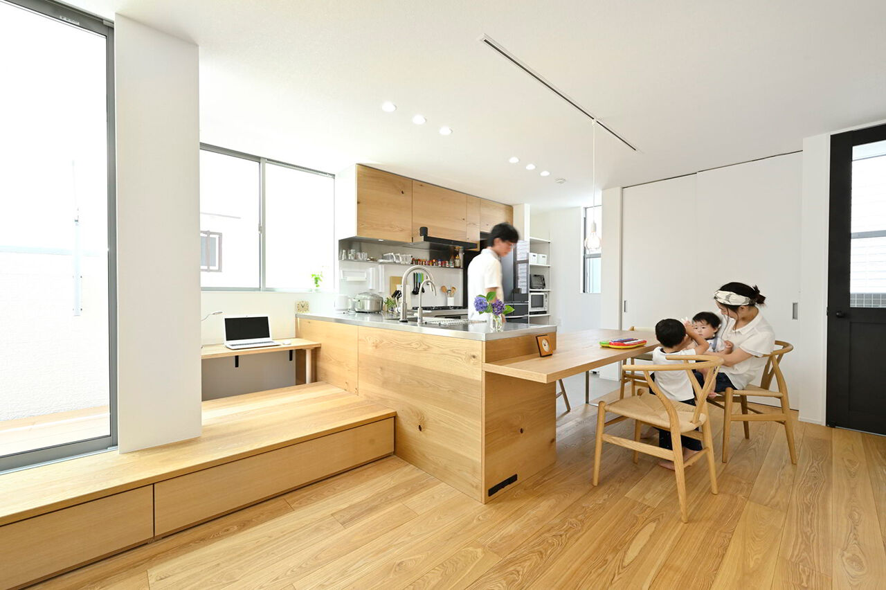 １００年住宅のゼロホーム 箕面市｜コの字型のキッチンで会話が弾む間取り。防音室も完備して心置きなく音楽を楽しむの建築実例画像2