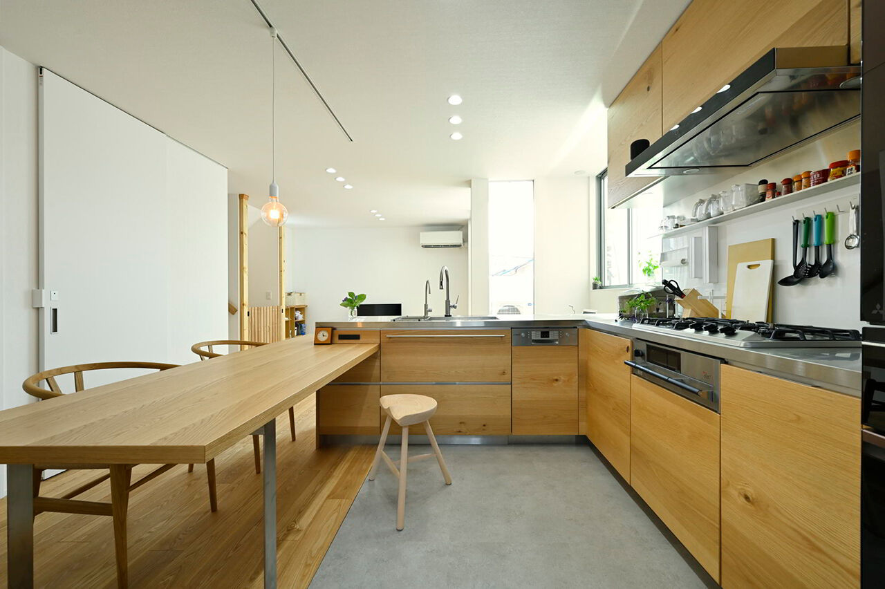 １００年住宅のゼロホーム 箕面市｜コの字型のキッチンで会話が弾む間取り。防音室も完備して心置きなく音楽を楽しむの建築実例画像3