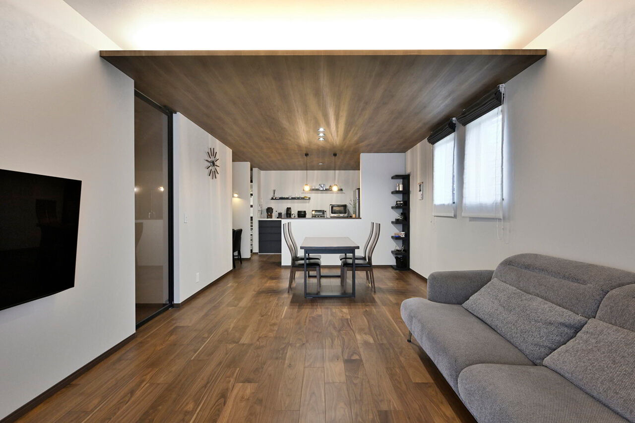 １００年住宅のゼロホーム 2000万円台・草津市｜2度目の家づくりで叶えた、邸宅感のある重厚なデザインの家｜間取り有の建築実例画像2