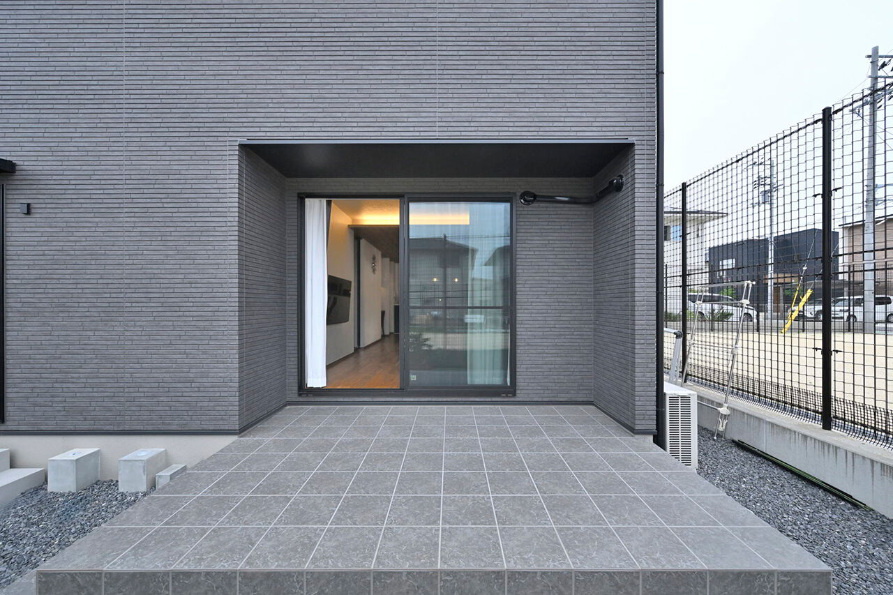 １００年住宅のゼロホーム 2000万円台・草津市｜2度目の家づくりで叶えた、邸宅感のある重厚なデザインの家｜間取り有の建築実例画像4