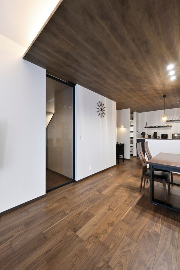 １００年住宅のゼロホーム 2000万円台・草津市｜2度目の家づくりで叶えた、邸宅感のある重厚なデザインの家｜間取り有の建築実例画像5