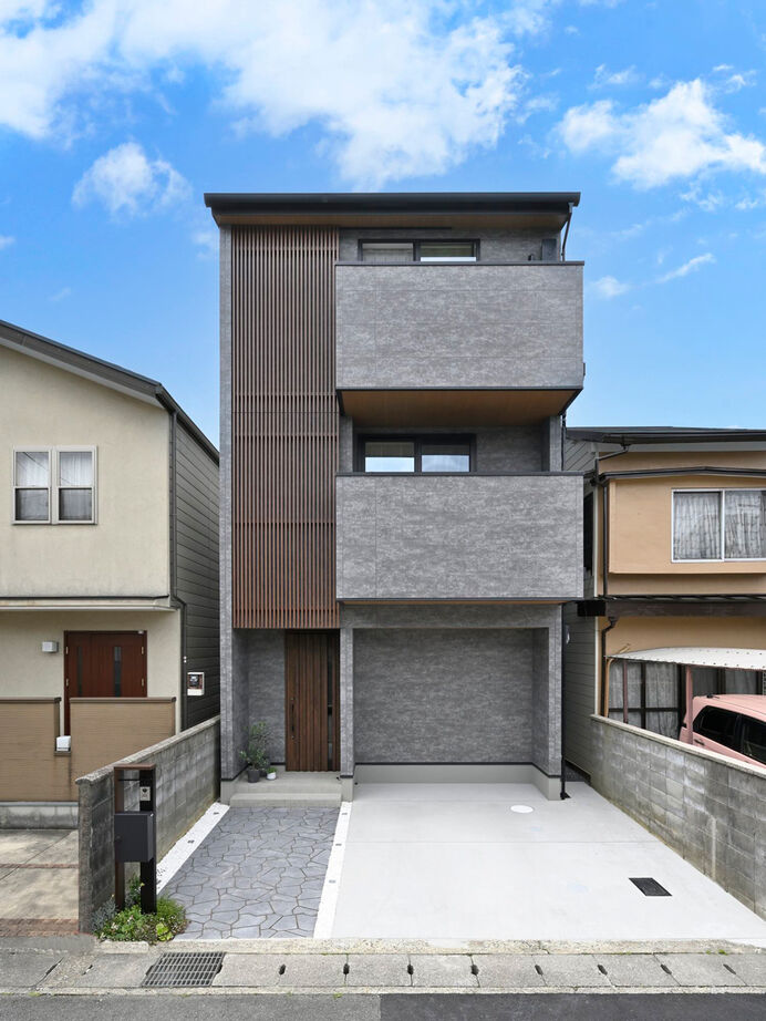 １００年住宅のゼロホーム 2000万円台・京都市｜24.9坪の細長敷地に吹抜けの開放感が広がる2階リビングの家｜間取り有の建築実例画像1