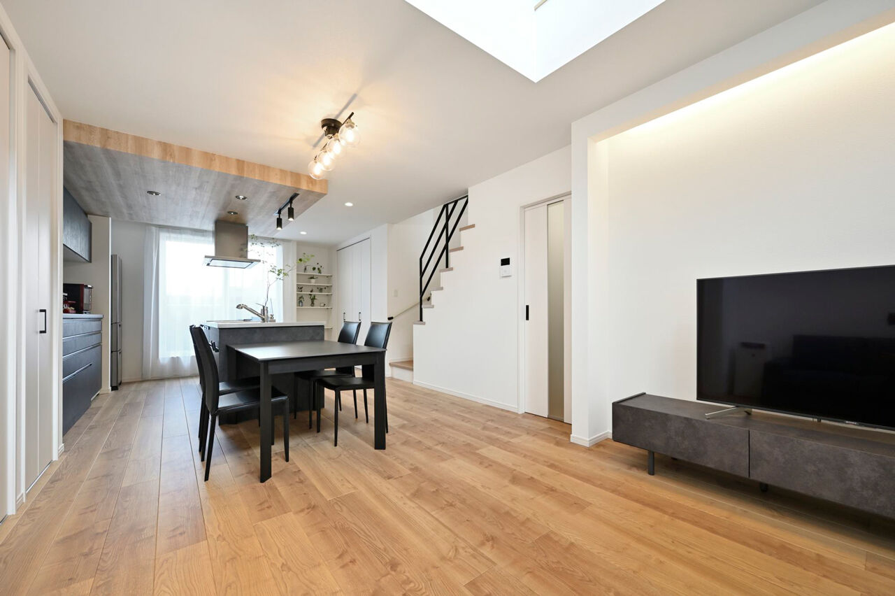 １００年住宅のゼロホーム 2000万円台・京都市｜24.9坪の細長敷地に吹抜けの開放感が広がる2階リビングの家｜間取り有の建築実例画像2