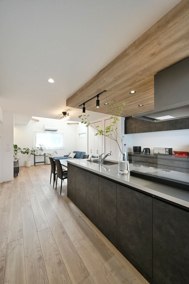 １００年住宅のゼロホーム 2000万円台・京都市｜24.9坪の細長敷地に吹抜けの開放感が広がる2階リビングの家｜間取り有の建築実例画像3