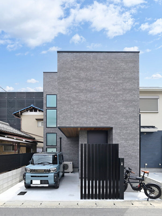 １００年住宅のゼロホーム 2000万円台・京都市｜壁に囲われたルーフテラスで家族や愛犬とアウトドア気分を味わえる家｜間取り有の建築実例画像1