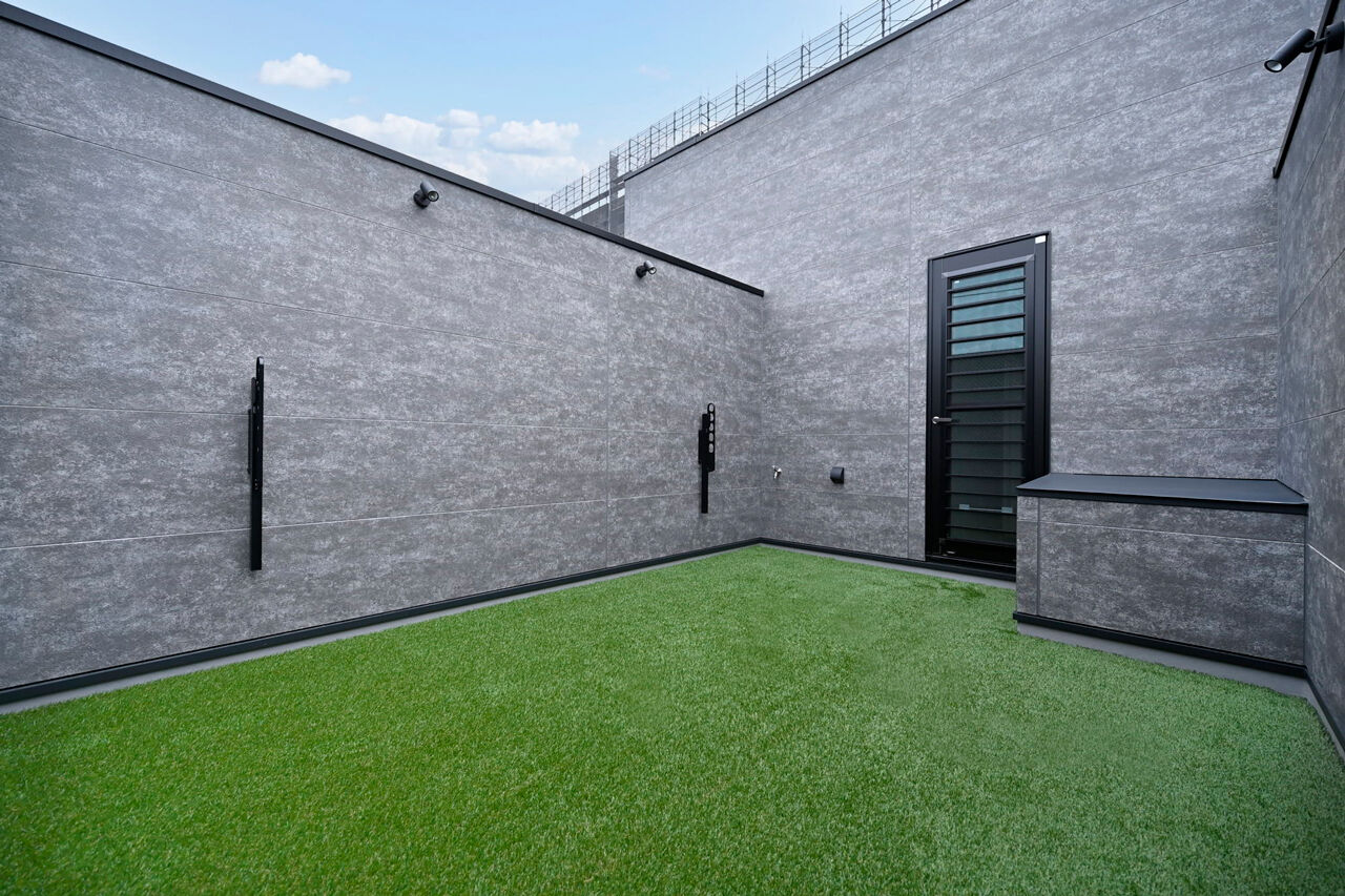 １００年住宅のゼロホーム 2000万円台・京都市｜壁に囲われたルーフテラスで家族や愛犬とアウトドア気分を味わえる家｜間取り有の建築実例画像2