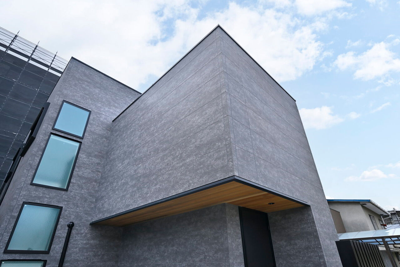 １００年住宅のゼロホーム 2000万円台・京都市｜壁に囲われたルーフテラスで家族や愛犬とアウトドア気分を味わえる家｜間取り有の建築実例画像3