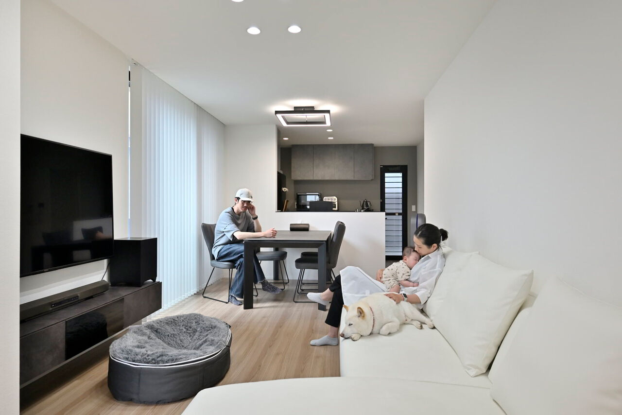 １００年住宅のゼロホーム 2000万円台・京都市｜壁に囲われたルーフテラスで家族や愛犬とアウトドア気分を味わえる家｜間取り有の建築実例画像4