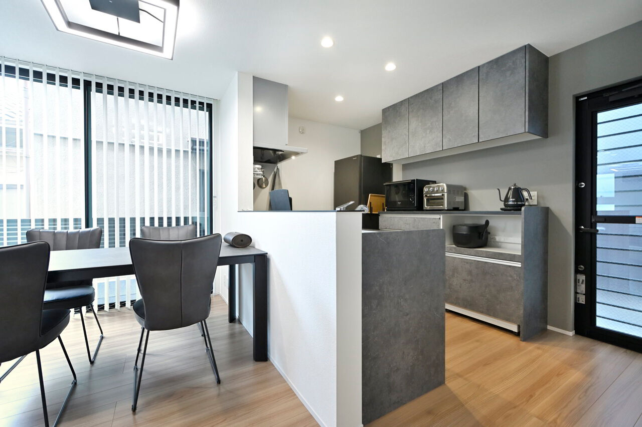 １００年住宅のゼロホーム 2000万円台・京都市｜壁に囲われたルーフテラスで家族や愛犬とアウトドア気分を味わえる家｜間取り有の建築実例画像5