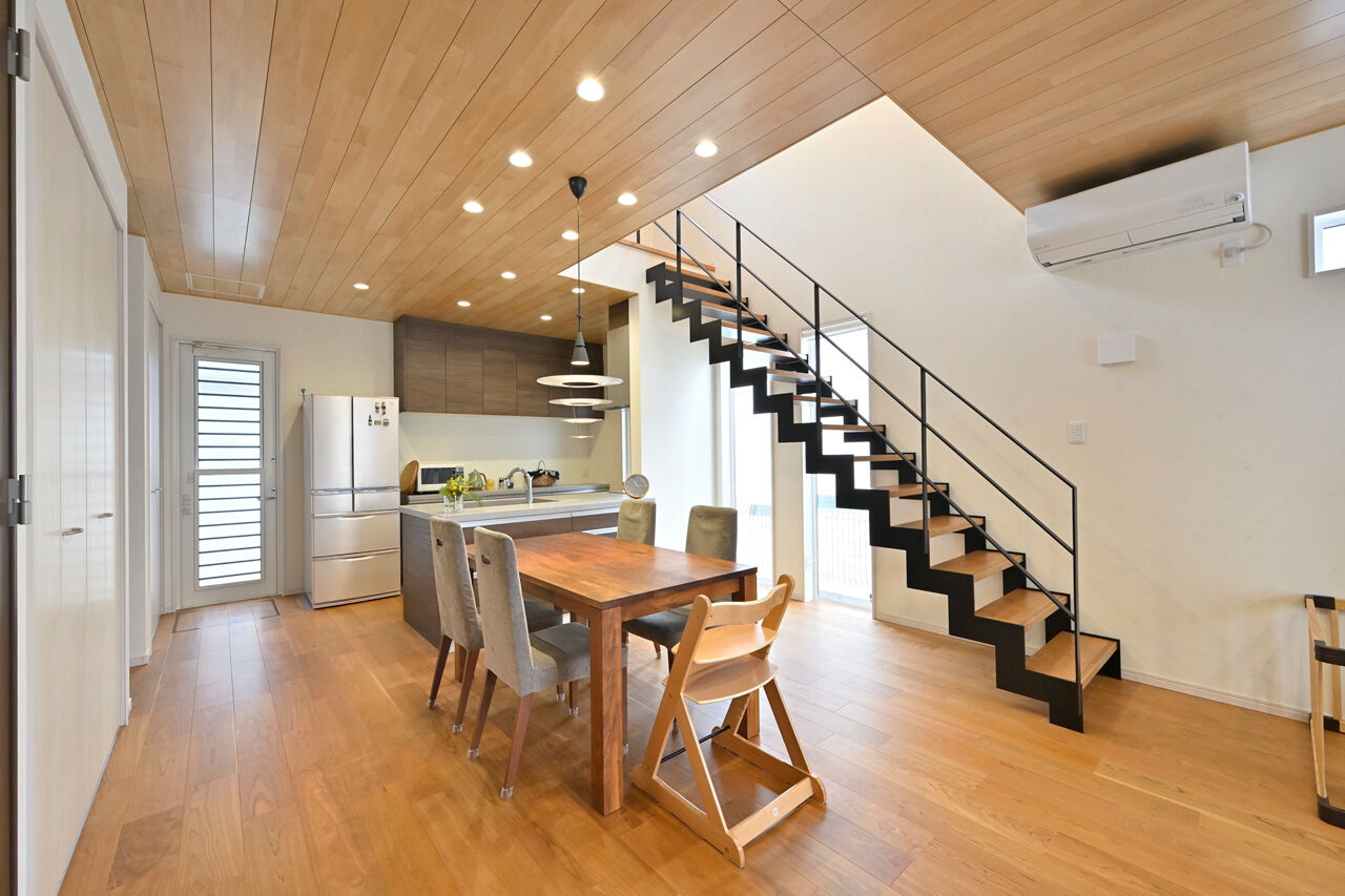 １００年住宅のゼロホーム 2000万円台・宝塚市｜木に包まれた空間にアイアンの稲妻階段が映える。素材にこだわって建てた家｜間取り有の建築実例画像1