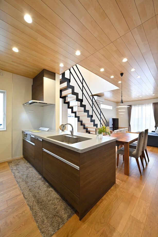 １００年住宅のゼロホーム 2000万円台・宝塚市｜木に包まれた空間にアイアンの稲妻階段が映える。素材にこだわって建てた家｜間取り有の建築実例画像3