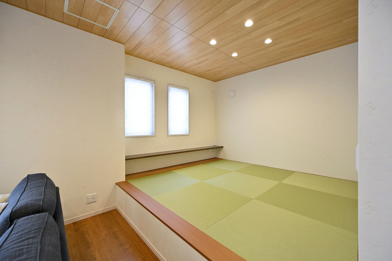 １００年住宅のゼロホーム 2000万円台・宝塚市｜木に包まれた空間にアイアンの稲妻階段が映える。素材にこだわって建てた家｜間取り有の建築実例画像5