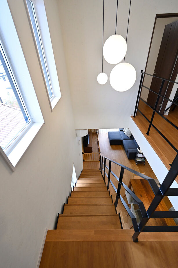 １００年住宅のゼロホーム 2000万円台・宝塚市｜木に包まれた空間にアイアンの稲妻階段が映える。素材にこだわって建てた家｜間取り有の建築実例画像6