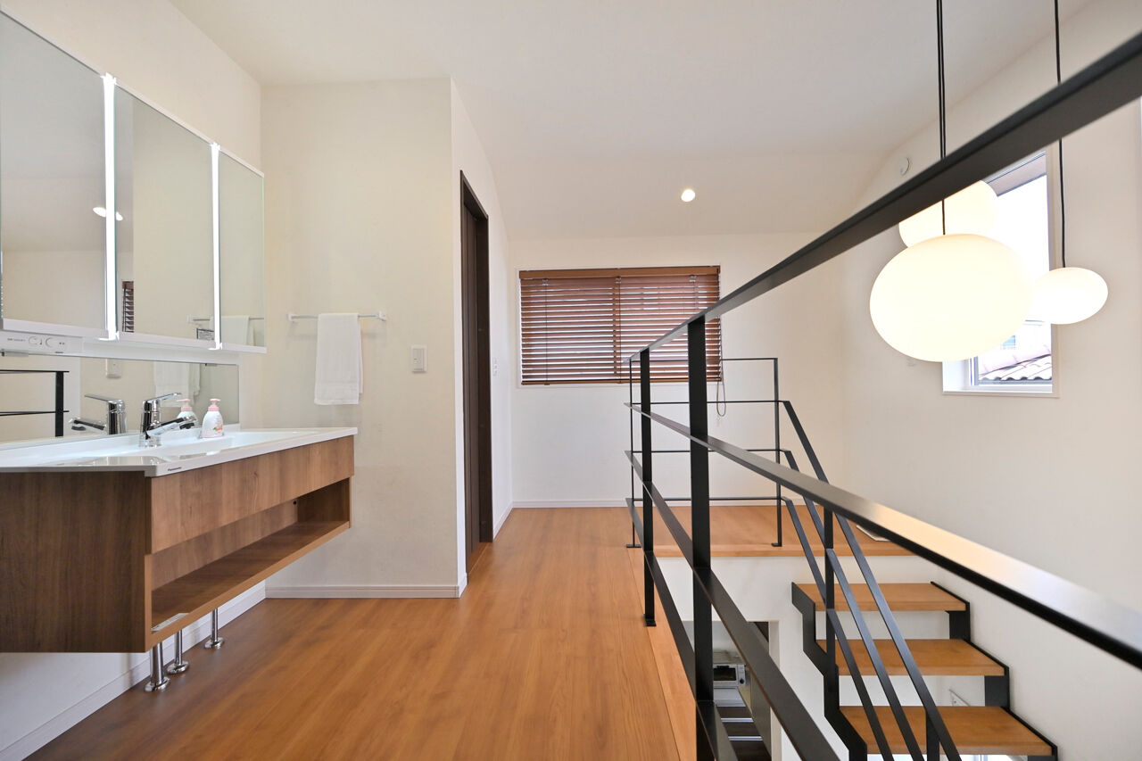 １００年住宅のゼロホーム 2000万円台・宝塚市｜木に包まれた空間にアイアンの稲妻階段が映える。素材にこだわって建てた家｜間取り有の建築実例画像7