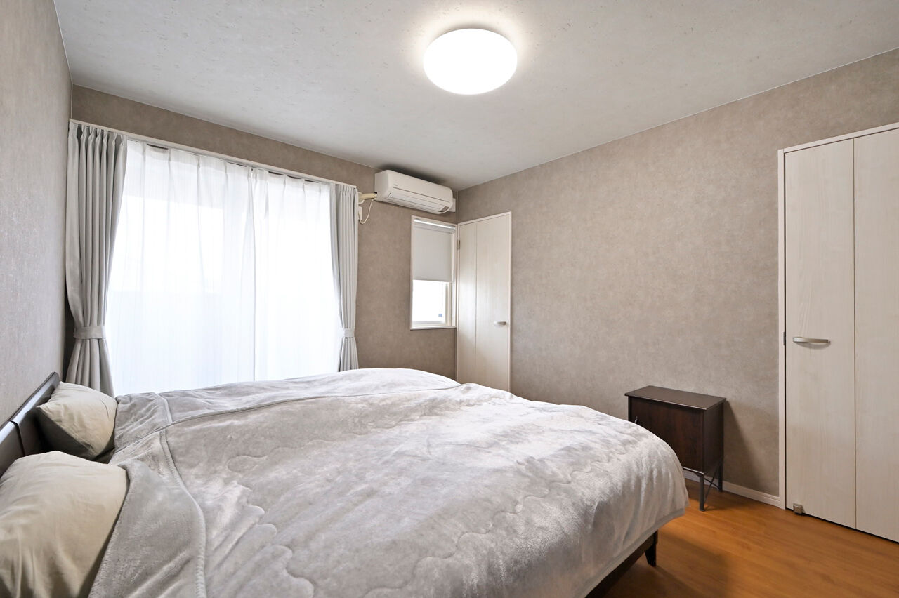 １００年住宅のゼロホーム 2000万円台・宝塚市｜木に包まれた空間にアイアンの稲妻階段が映える。素材にこだわって建てた家｜間取り有の建築実例画像8