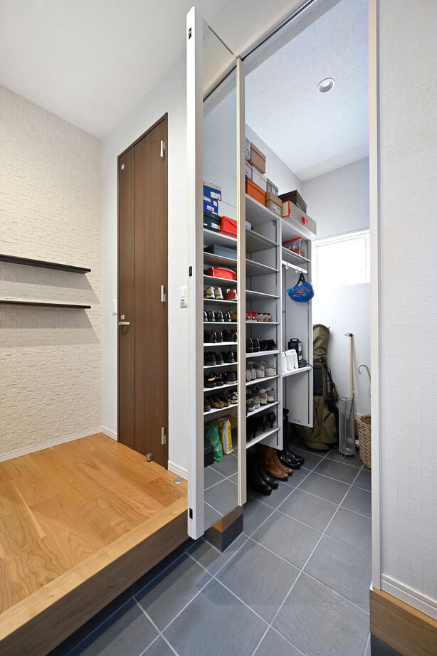 １００年住宅のゼロホーム 2000万円台・宝塚市｜木に包まれた空間にアイアンの稲妻階段が映える。素材にこだわって建てた家｜間取り有の建築実例画像9