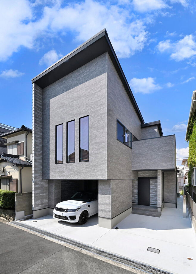 １００年住宅のゼロホーム 3000万円台・伊丹市｜レッドシダーの板天井と勾配天井の開放感で本物のくつろぎを追求した家｜間取り有の建築実例画像2