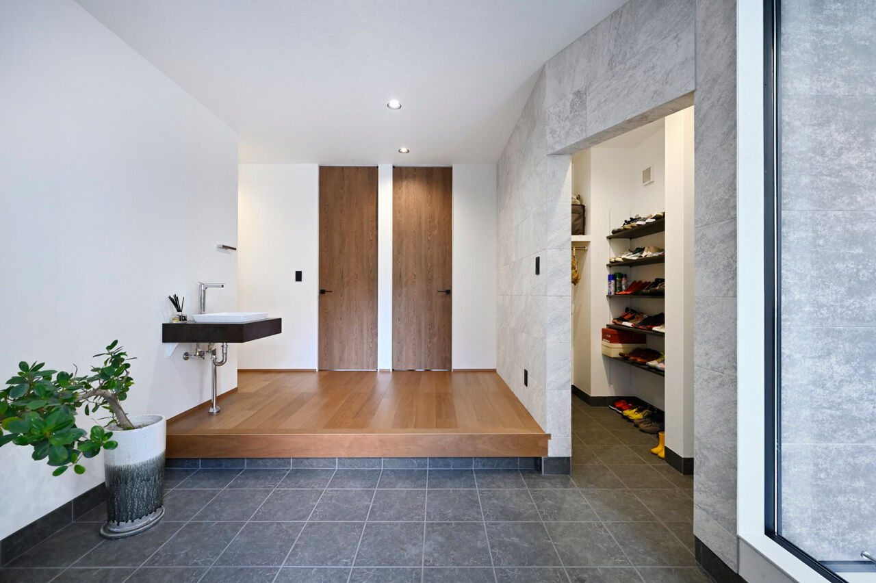 １００年住宅のゼロホーム 3000万円台・伊丹市｜レッドシダーの板天井と勾配天井の開放感で本物のくつろぎを追求した家｜間取り有の建築実例画像3