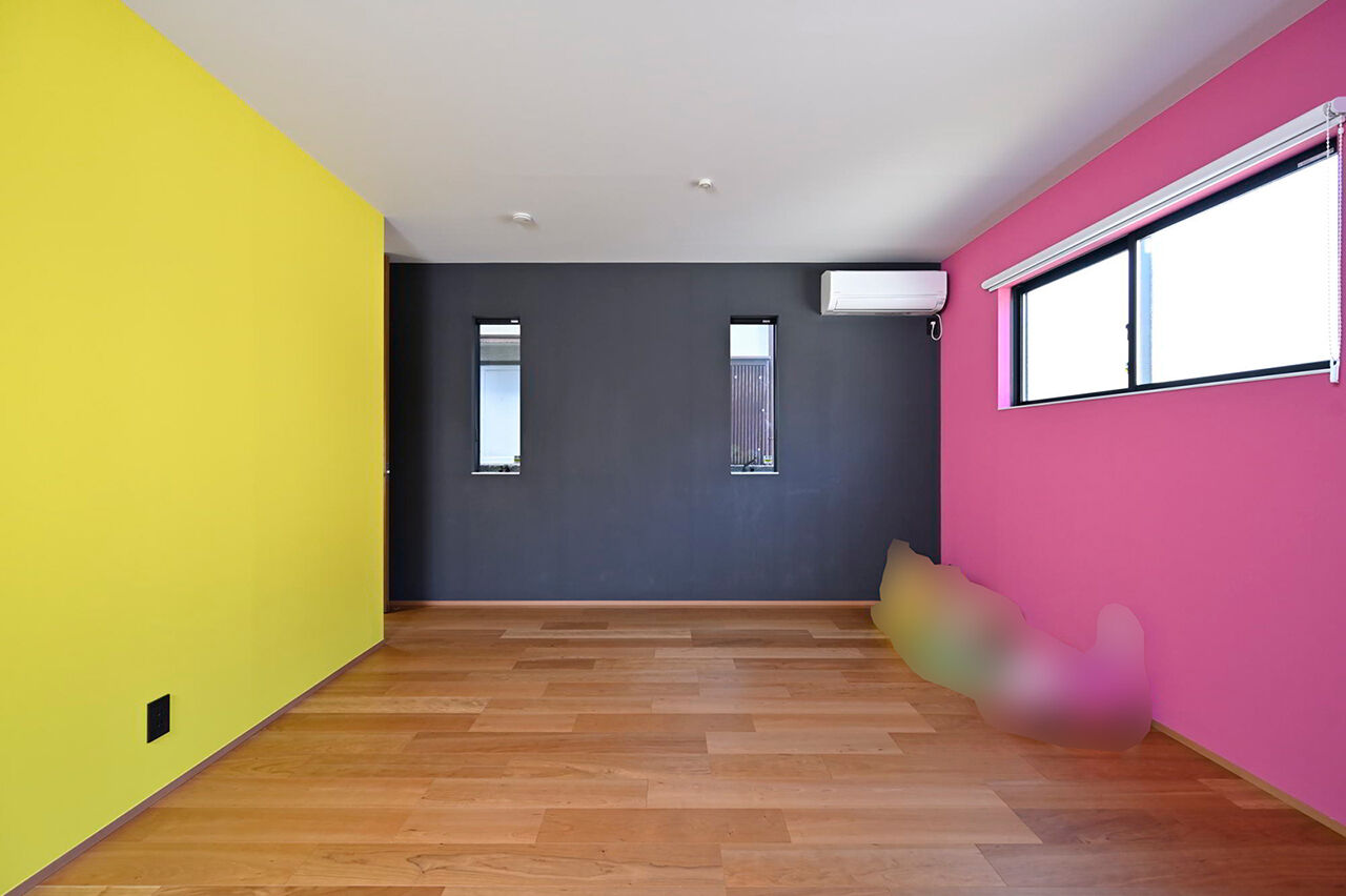 １００年住宅のゼロホーム 3000万円台・伊丹市｜レッドシダーの板天井と勾配天井の開放感で本物のくつろぎを追求した家｜間取り有の建築実例画像4