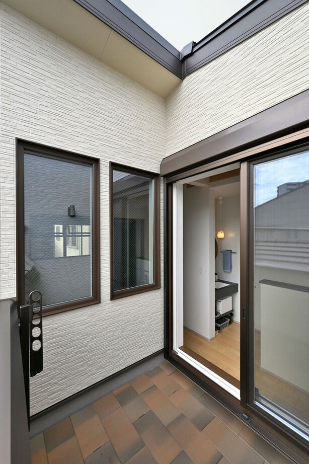 １００年住宅のゼロホーム 3000万円台・大阪市｜広がりと開放感、趣味の時間を楽しむ余白も叶えた敷地14坪狭小3階建ての家｜間取り有の建築実例画像5