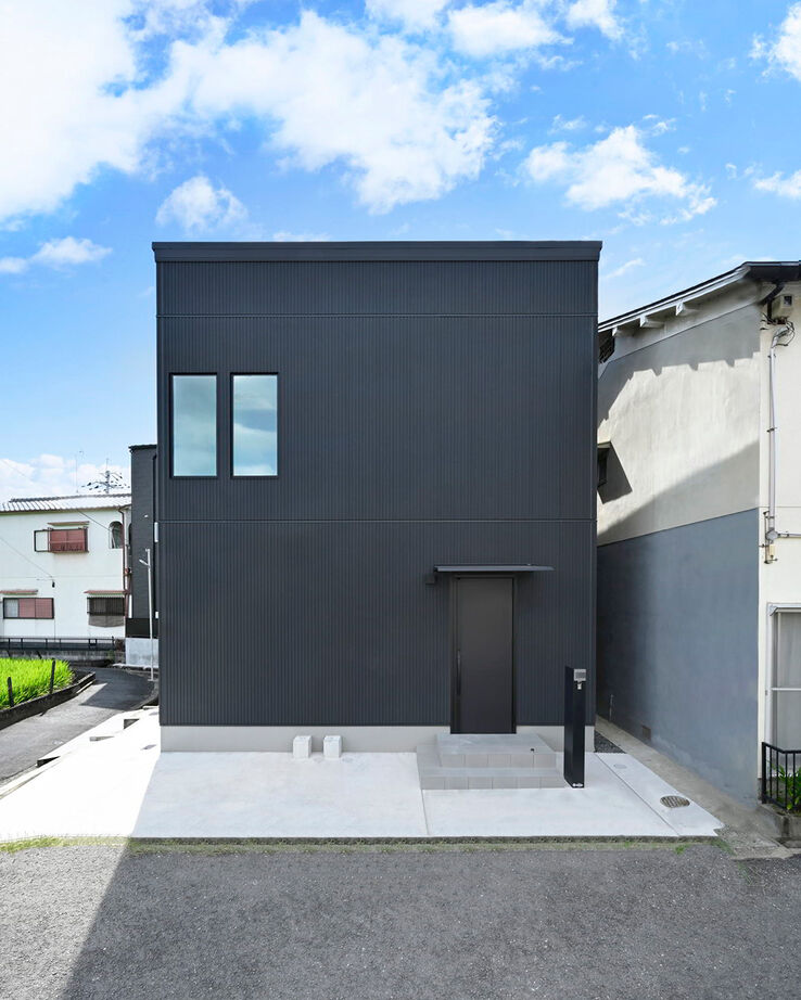 １００年住宅のゼロホーム 2000万円台・枚方市｜周囲の豊かな自然の景色を取り込んだ美しい黒いハコの家｜間取り有の建築実例画像1