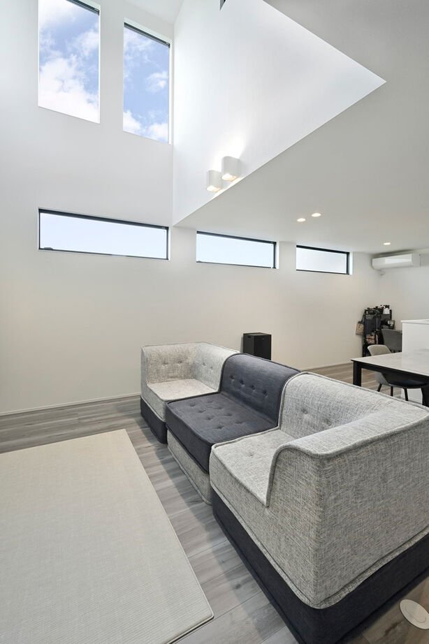 １００年住宅のゼロホーム 2000万円台・枚方市｜周囲の豊かな自然の景色を取り込んだ美しい黒いハコの家｜間取り有の建築実例画像2