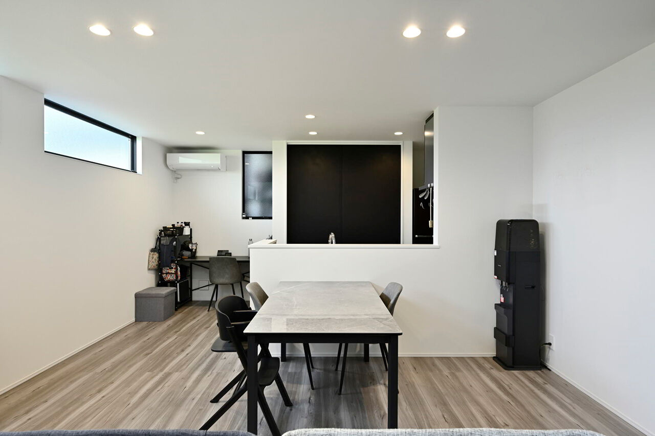 １００年住宅のゼロホーム 2000万円台・枚方市｜周囲の豊かな自然の景色を取り込んだ美しい黒いハコの家｜間取り有の建築実例画像3