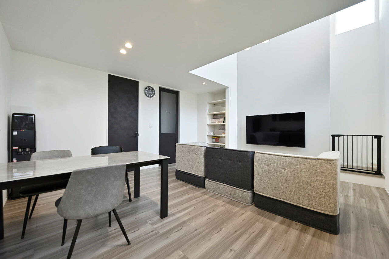 １００年住宅のゼロホーム 2000万円台・枚方市｜周囲の豊かな自然の景色を取り込んだ美しい黒いハコの家｜間取り有の建築実例画像4