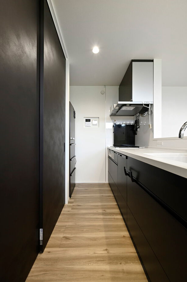 １００年住宅のゼロホーム 2000万円台・枚方市｜周囲の豊かな自然の景色を取り込んだ美しい黒いハコの家｜間取り有の建築実例画像5