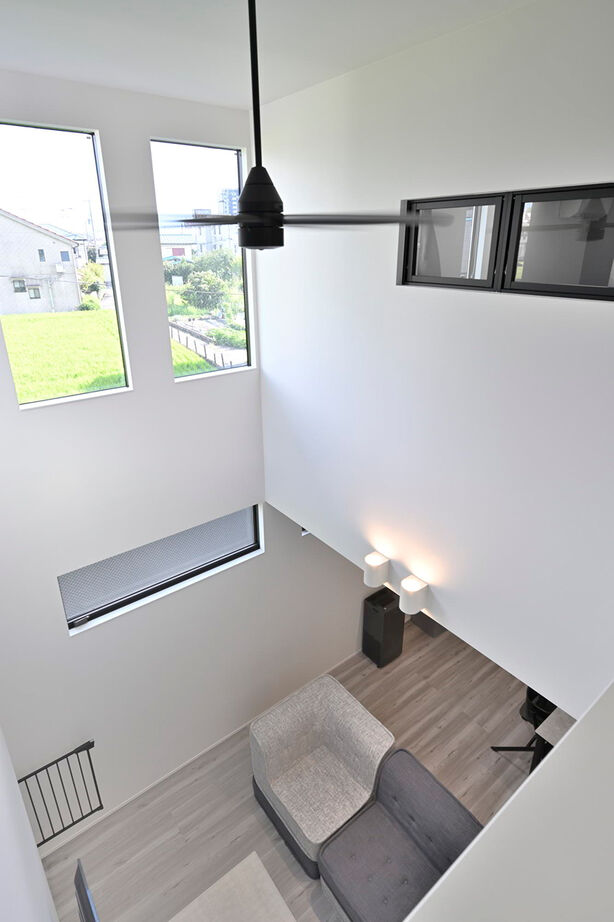 １００年住宅のゼロホーム 2000万円台・枚方市｜周囲の豊かな自然の景色を取り込んだ美しい黒いハコの家｜間取り有の建築実例画像7