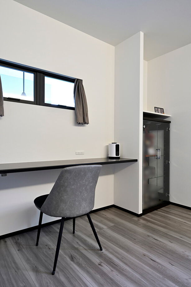 １００年住宅のゼロホーム 2000万円台・枚方市｜周囲の豊かな自然の景色を取り込んだ美しい黒いハコの家｜間取り有の建築実例画像8