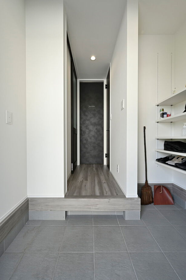 １００年住宅のゼロホーム 2000万円台・枚方市｜周囲の豊かな自然の景色を取り込んだ美しい黒いハコの家｜間取り有の建築実例画像9