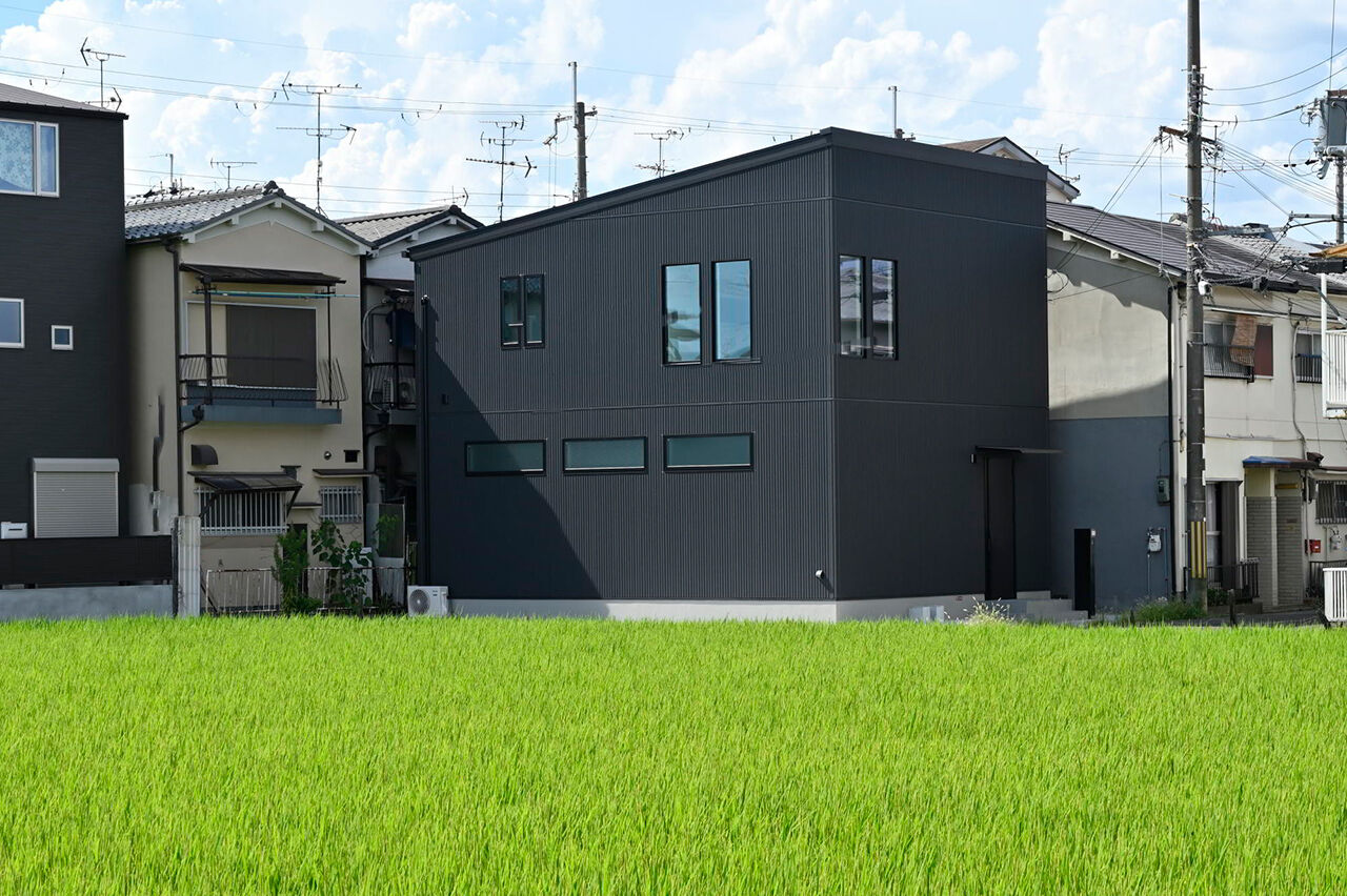 １００年住宅のゼロホーム 2000万円台・枚方市｜周囲の豊かな自然の景色を取り込んだ美しい黒いハコの家｜間取り有の建築実例画像10