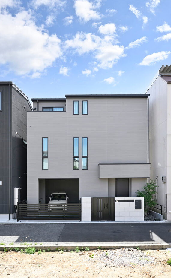 １００年住宅のゼロホーム 2000万円台・大阪市｜モノトーンの美しさが隅々まで行きわたる敷地20坪以下の3階建て狭小住宅｜間取り有の建築実例画像2