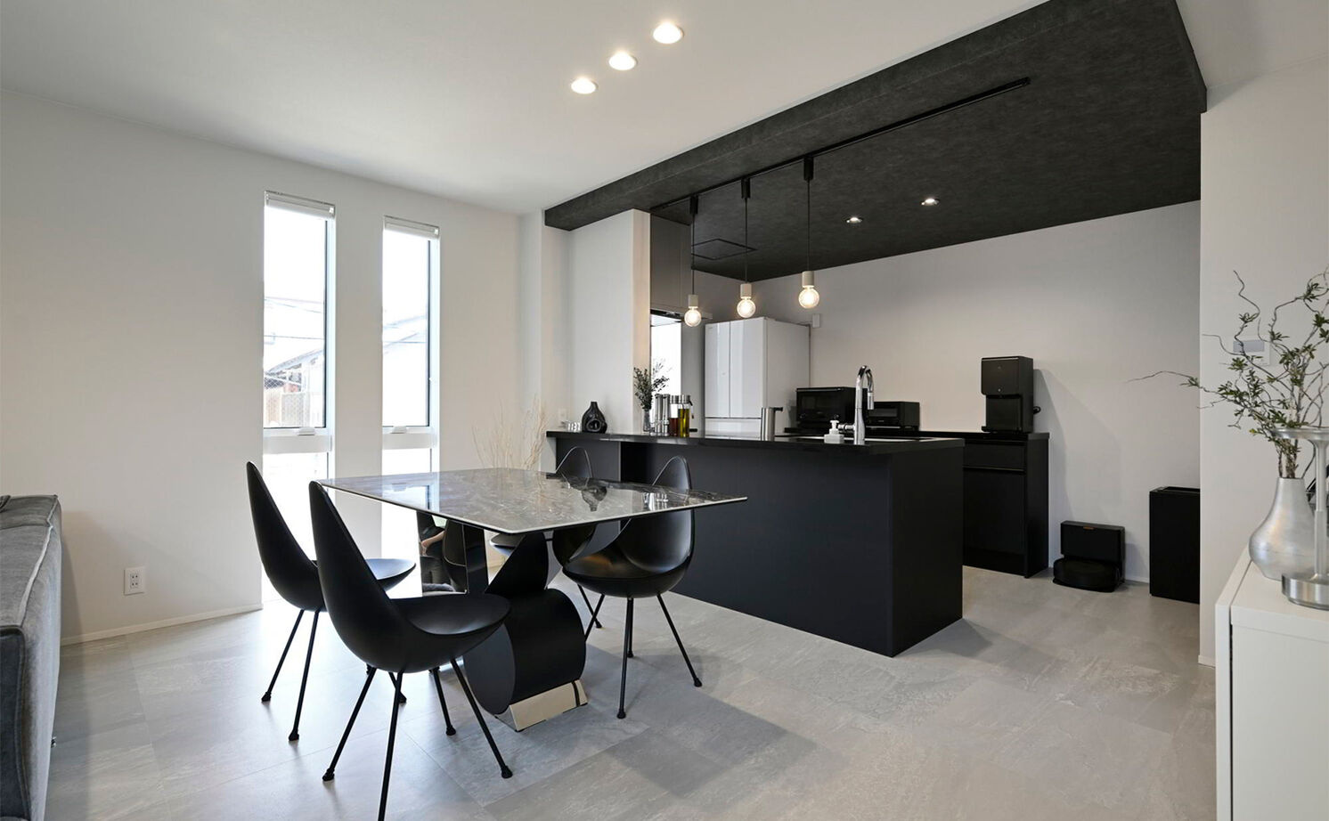 １００年住宅のゼロホーム 2000万円台・大阪市｜モノトーンの美しさが隅々まで行きわたる敷地20坪以下の3階建て狭小住宅｜間取り有の建築実例画像4