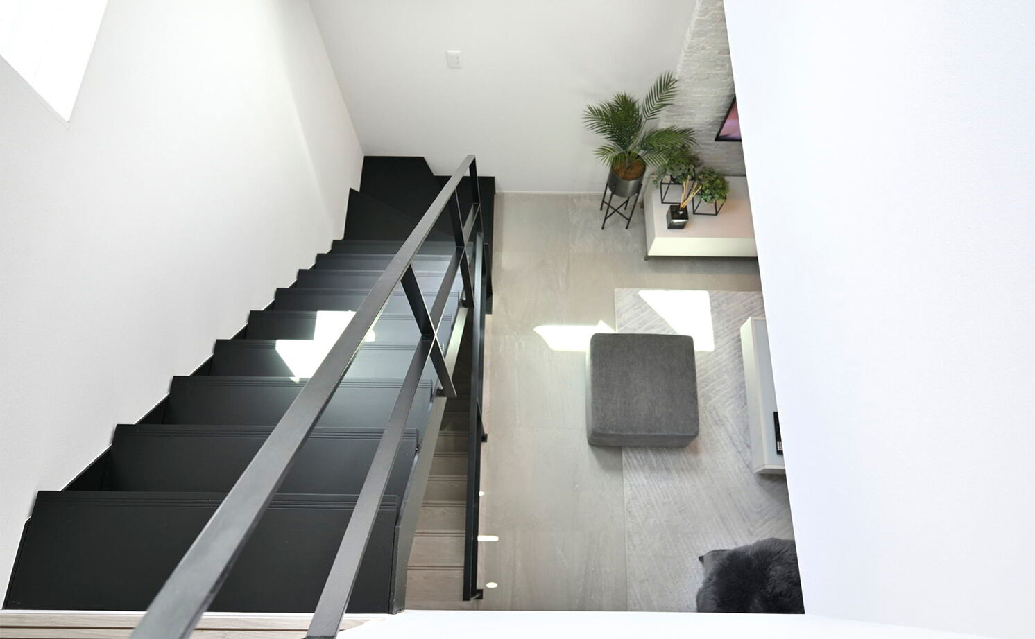 １００年住宅のゼロホーム 2000万円台・大阪市｜モノトーンの美しさが隅々まで行きわたる敷地20坪以下の3階建て狭小住宅｜間取り有の建築実例画像10