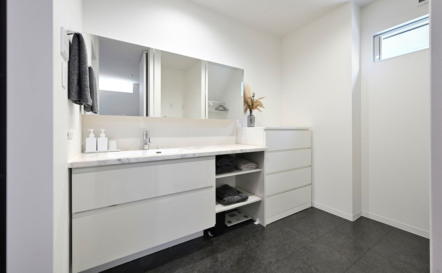 １００年住宅のゼロホーム 2000万円台・大阪市｜モノトーンの美しさが隅々まで行きわたる敷地20坪以下の3階建て狭小住宅｜間取り有の建築実例画像12