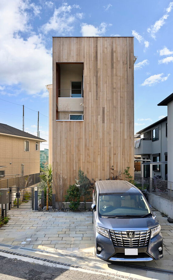 １００年住宅のゼロホーム 4000万円台・大阪市｜天然木の外壁が個性的な３階建て。コボットブレースを使用し最大限の開放感を演出の建築実例画像