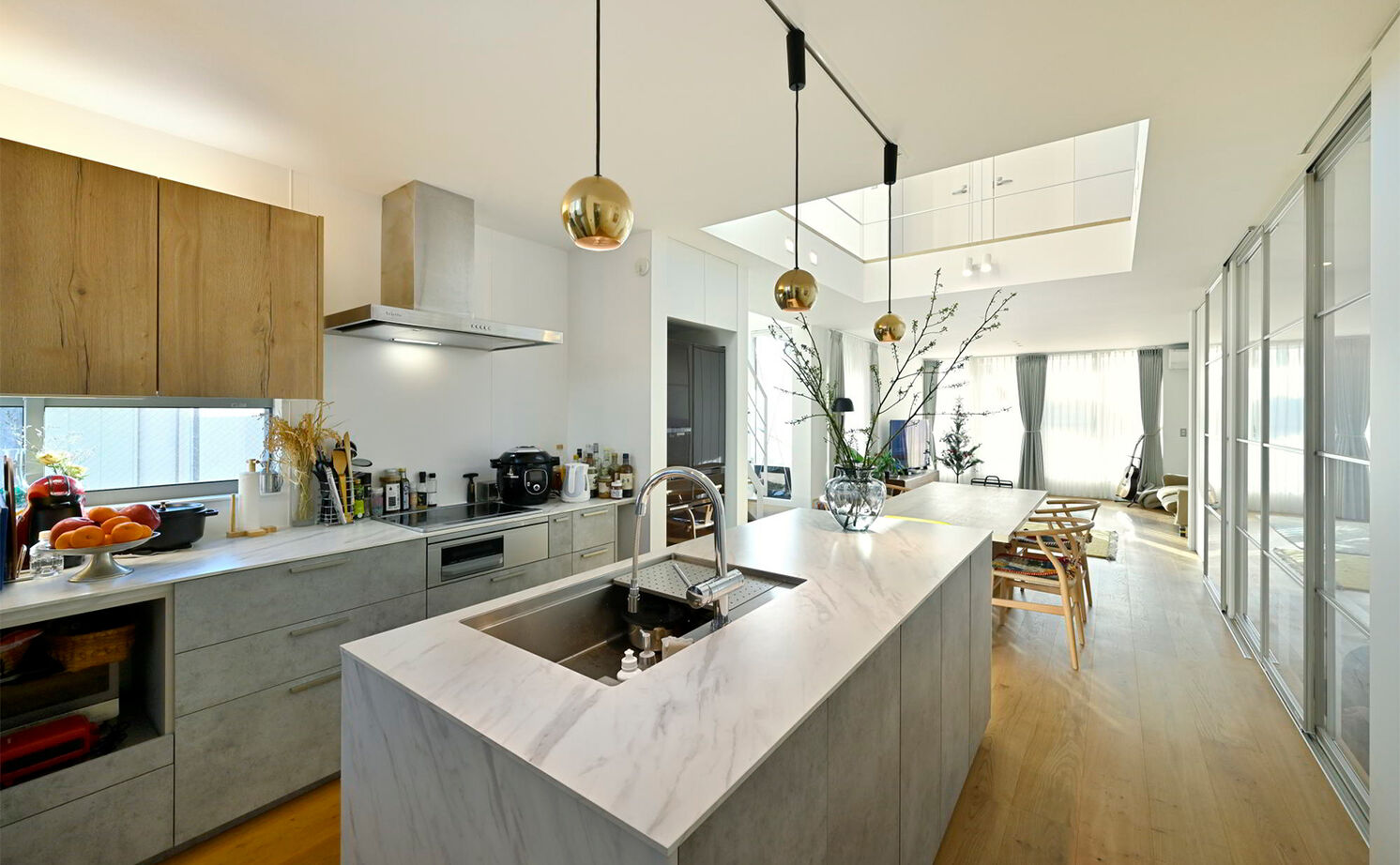 １００年住宅のゼロホーム 4000万円台・大阪市｜天然木の外壁が個性的な３階建て。コボットブレースを使用し最大限の開放感を演出の建築実例画像2