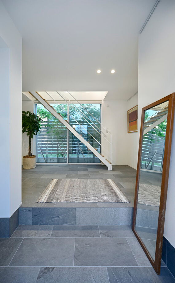 １００年住宅のゼロホーム 4000万円台・大阪市｜天然木の外壁が個性的な３階建て。コボットブレースを使用し最大限の開放感を演出の建築実例画像4