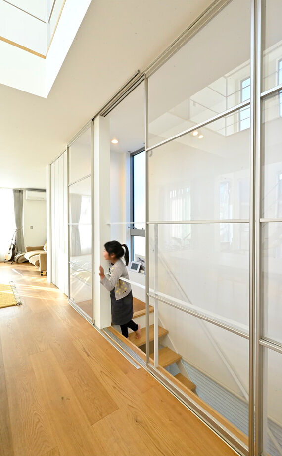 １００年住宅のゼロホーム 4000万円台・大阪市｜天然木の外壁が個性的な３階建て。コボットブレースを使用し最大限の開放感を演出の建築実例画像7