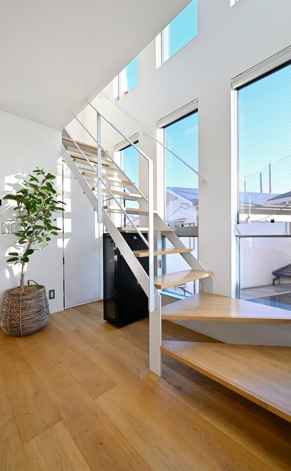 １００年住宅のゼロホーム 4000万円台・大阪市｜天然木の外壁が個性的な３階建て。コボットブレースを使用し最大限の開放感を演出の建築実例画像9