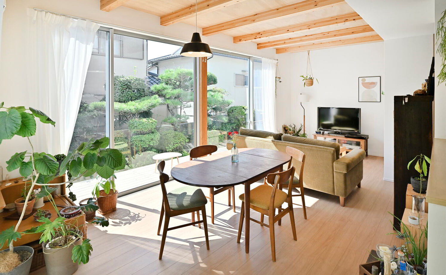 １００年住宅のゼロホーム 2000万円台・八幡市｜祖母が愛した庭を眺めて過ごす。子育てが快適で開放的な家｜間取り有の建築実例画像