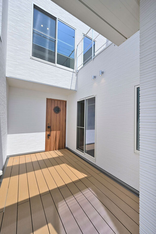 １００年住宅のゼロホーム 3000万円台・神戸市｜１階から３階まで繋がる開放的な設計やインナーテラスのある、こだわりの家｜間取り有の建築実例画像2