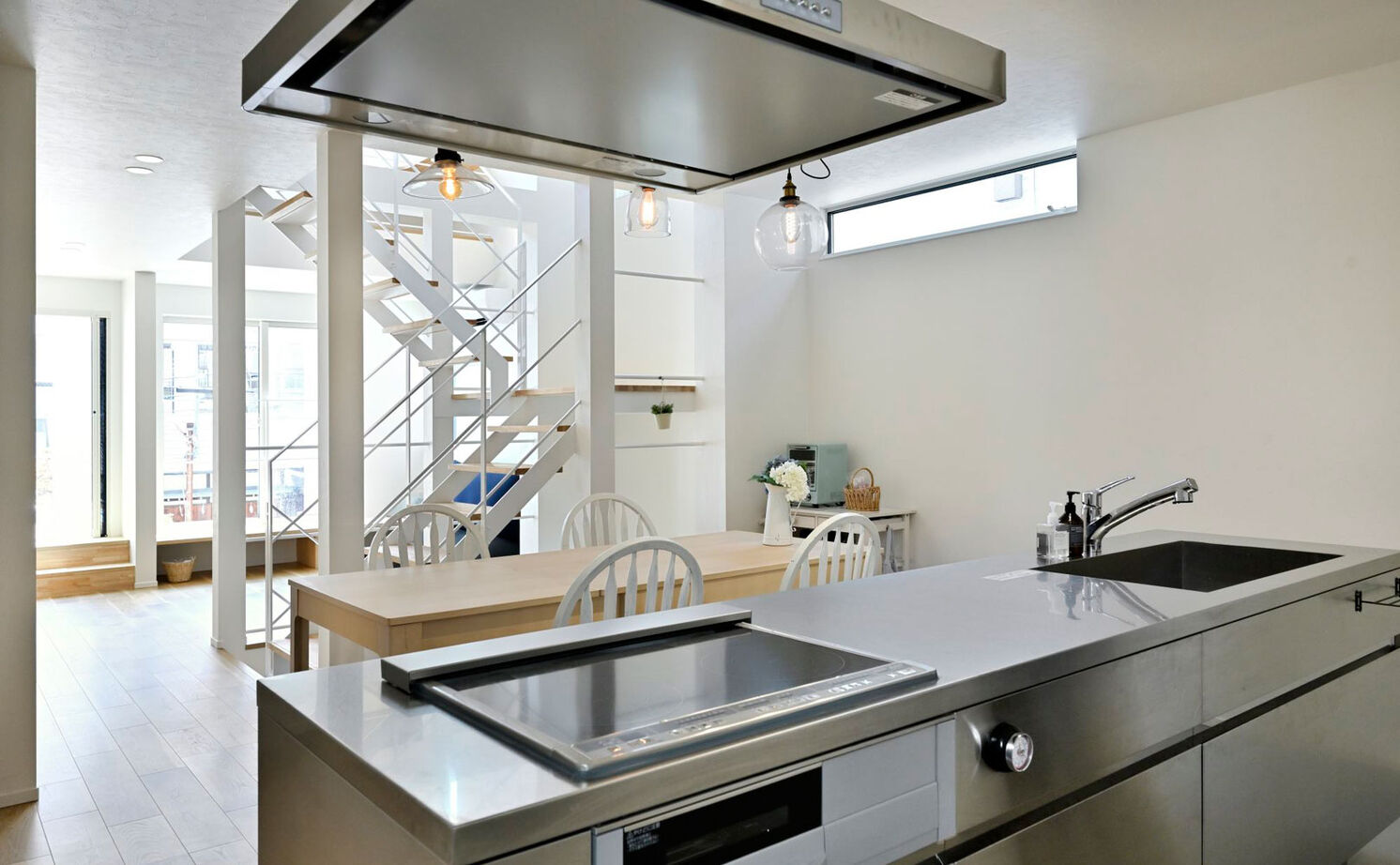 １００年住宅のゼロホーム 3000万円台・神戸市｜１階から３階まで繋がる開放的な設計やインナーテラスのある、こだわりの家｜間取り有の建築実例画像3